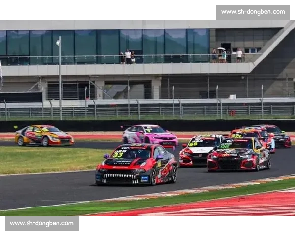 赛车萌妹挑战专业赛道，直播过程笑料不断，快来围观！